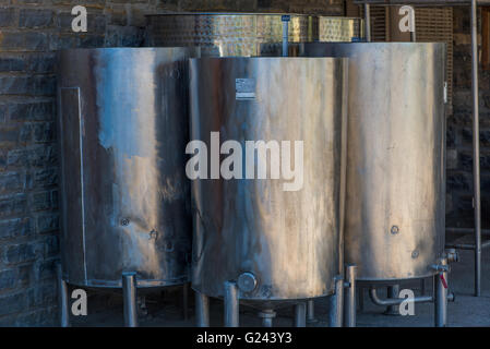 Grandi vasche in acciaio inox sulla Neuras Wine Estate in Namibia Foto Stock