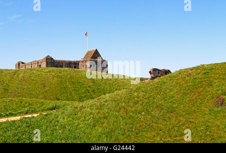 Una vista dei vasti lavori di sterro al castello di Castle Rising, Norfolk, Inghilterra, Regno Unito. Foto Stock