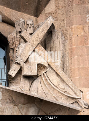 Scultura astratta raffigurante Cristo con una croce di Antonio Gaudí, La Sagrada Familia di Barcellona, in Catalogna, Spagna. Foto Stock