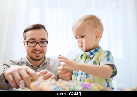 Padre e figlio giocare con argilla a sfera a casa Foto Stock