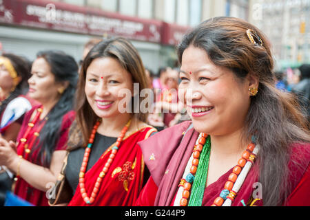 Centinaia di membri della diaspora nepalesi con le loro famiglie e i loro sostenitori marzo a New York per il primo Nepal parata del giorno di Domenica, 22 maggio 2016. La parata celebra la sovranità della Repubblica Federale Democratica del Nepal. (© Richard B. Levine) Foto Stock