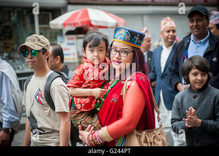 Centinaia di membri della diaspora nepalesi con le loro famiglie e i loro sostenitori marzo a New York per il primo Nepal parata del giorno di Domenica, 22 maggio 2016. La parata celebra la sovranità della Repubblica Federale Democratica del Nepal. (© Richard B. Levine) Foto Stock