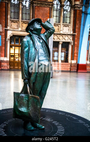 John Betjeman della statua di Martin Jennings, St Pancras stazione ferroviaria di Londra, Inghilterra. Foto Stock