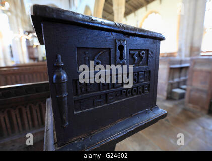 Cassetta di raccolta scolpiti con '1639 ricorda il POORE' nella chiesa di San Pietro Walpole, Norfolk. Foto Stock