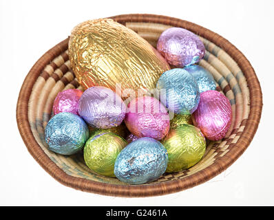 Carta metallizzata avvolto le uova di Pasqua di cioccolata in tazza Foto Stock