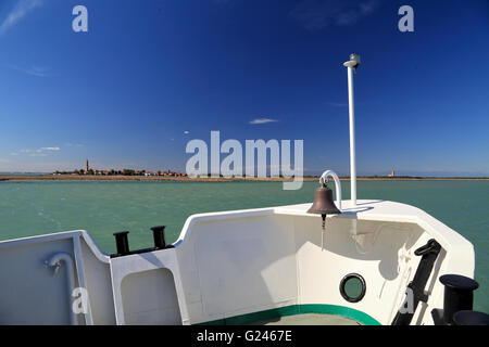 Il vaporetto tour in barca nella Laguna veneziana, vista dell'Isola di Burano Foto Stock