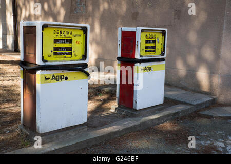 Vecchia pompa di benzina in abbandonata miniera di Montevecchio in Sardegna, Arbus e Guspini, Italia Foto Stock