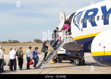 I passeggeri di salire a bordo di un volo Ryanair, Malta Foto Stock