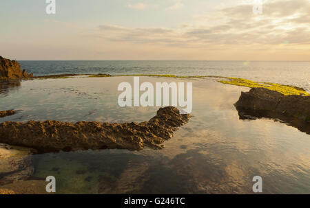 Grandi onde a Devil's Strappo sulla Nusa Lembongan Tramonto Foto Stock