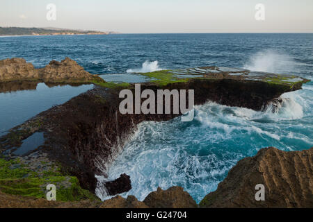 Grandi onde a Devil's Strappo sulla Nusa Lembongan Tramonto Foto Stock