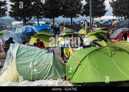 Rifugiati dalla Siria sedersi da loro tende su Marzo 17, 2015 nel campo di rifugiati di Idomeni, Grecia. Foto Stock