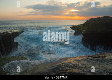 Grandi onde a Devil's Strappo sulla Nusa Lembongan Tramonto Foto Stock