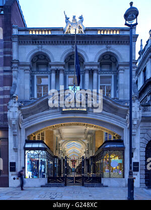 Vista esterna da Piccadilly al crepuscolo. Burlington Arcade, Londra, Regno Unito. Architetto: n/a, 1819. Foto Stock