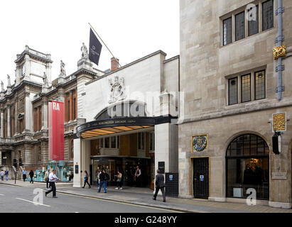 Vista esterna da Burlington giardino. Burlington Arcade, Londra, Regno Unito. Architetto: n/a, 1819. Foto Stock