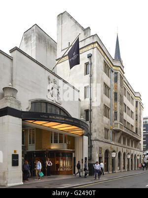 Vista esterna da Burlington giardino. Burlington Arcade, Londra, Regno Unito. Architetto: n/a, 1819. Foto Stock