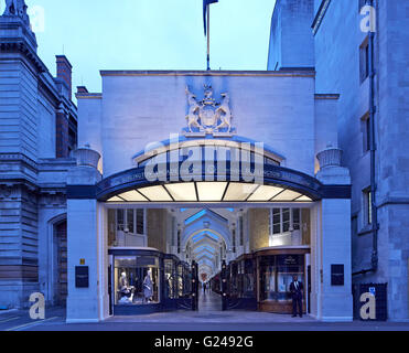 Vista esterna da Burlington gardens al crepuscolo. Burlington Arcade, Londra, Regno Unito. Architetto: n/a, 1819. Foto Stock