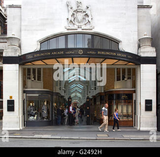 Vista esterna da Burlington giardino. Burlington Arcade, Londra, Regno Unito. Architetto: n/a, 1819. Foto Stock