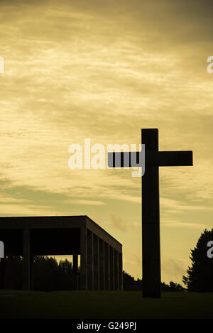 Sagoma della grande croce cristiana e Cappella della Santa Croce, cimitero di Skogskyrkogården, Stoccolma, Svezia Foto Stock