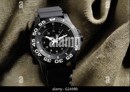 Trizio military watch sul panno di mimetizzazione Foto Stock