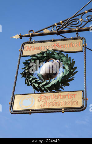 Inn sign lettering "Römer-Bembel', Frankfurt di vino di mela, Frankfurt am Main, Hesse, Germania Foto Stock