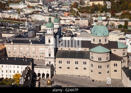 Vista dalla fortezza di Hohensalzburg sulla città con la cattedrale di Salisburgo, Salisburgo, Land Salzburg, Austria Foto Stock