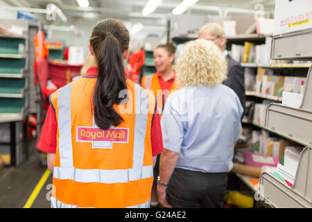 Royal Mail ufficio di smistamento. Una donna al lavoro Foto Stock