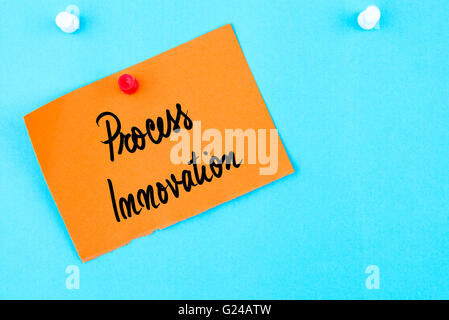 L'innovazione di processo scritta sulla carta arancione nota appuntata sulla bacheca di sughero con la puntina bianca, copia dello spazio disponibile Foto Stock