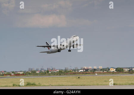 Bucarest, Romania - 18 Maggio 2016: Un Air France Airbus A320-214 decollo dall'Aeroporto Internazionale Henri Coanda di Bucarest Foto Stock