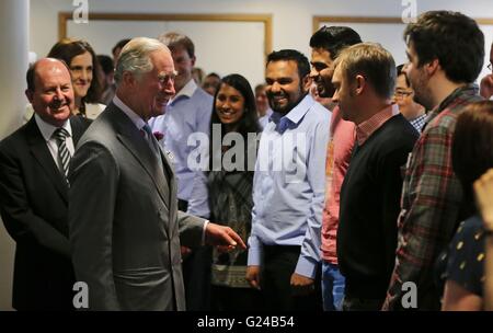 Il Principe di Galles chat con gli studenti in Irlanda del Nord il parco della scienza presso la Queen's University di Belfast, dove ha lanciato ufficialmente l'università del primo Global Research Institute. Foto Stock