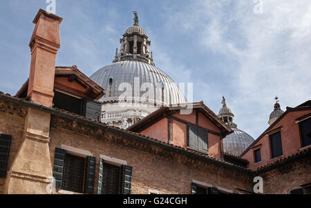 Cupola della Basilica di Santa Maria della Salute, Venezia, Italia, contro un cielo blu visto dal monastero dei Santi. Hilary, Bened Foto Stock