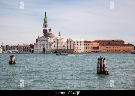 La chiesa di San Giorgio che si vede attraverso l'acqua dalle fondamenta Zattere ai saloni, Venezia, Italia nel sole nebuloso. Foto Stock