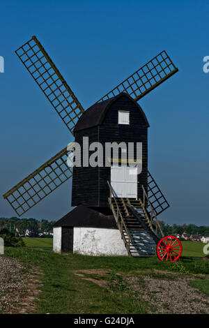 Un inizio di mattina di maggio a Pitstone Windmill, Buckinghamshire, UK Foto Stock