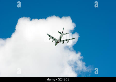 Emirates Airlines Airbus A380 visto contro una nuvola, REGNO UNITO Foto Stock