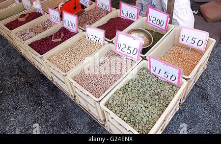 Diversi tipi di fagioli e chickbeans nelle caselle in stallo giapponese Foto Stock