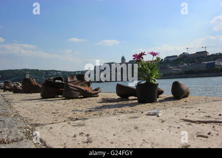Scarpe sulla sponda del Danubio memorial, Budapest, Ungheria Foto Stock