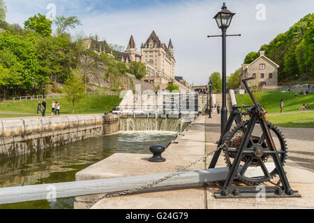 Laurier castello affacciato sul Canale Rideau, serrature con ingranaggi in primo piano. Foto Stock