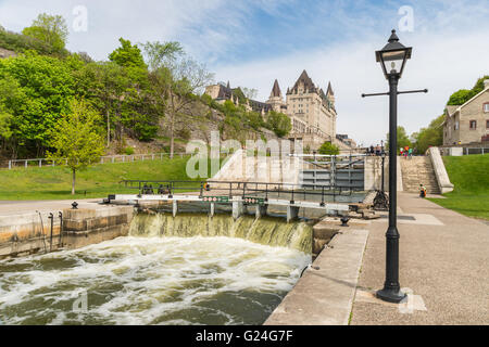 Laurier castello affacciato Rideau Canal si blocca Foto Stock