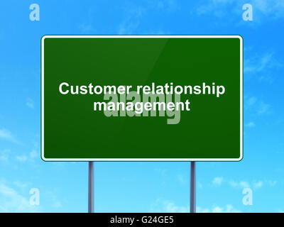 Il concetto di pubblicità: Customer Relationship Management sul cartello stradale sullo sfondo Foto Stock