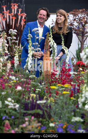 La Principessa Beatrice (destra) parla con giardino designer Diarmuid Gavin durante una visita alla RHS Chelsea Flower Show, presso il Royal Hospital Chelsea, Londra. Foto Stock