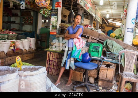 Tangalle , città nel distretto di Hambantota, sud della provincia, Sri Lanka, una donna nel mercato Foto Stock