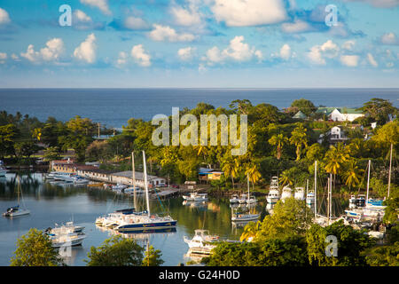 Impostazione della luce solare per il piccolo porto in Castries, St Lucia, West Indies Foto Stock