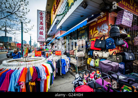 Negozio di abbigliamento a Chinatown, a Toronto, Ontario. Foto Stock