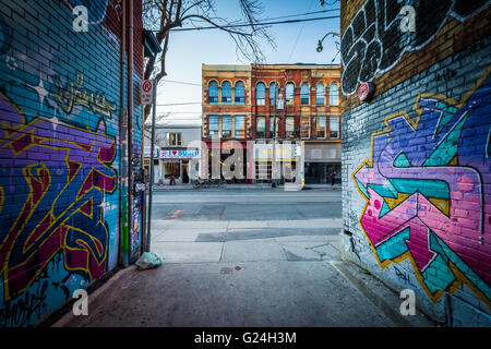 Arte di strada in Graffiti vicolo e gli edifici su Queen Street West, nel quartiere alla moda di Toronto, Ontario. Foto Stock