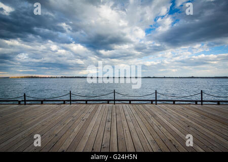 Vista del lago Ontario presso il porto di Toronto, Ontario. Foto Stock