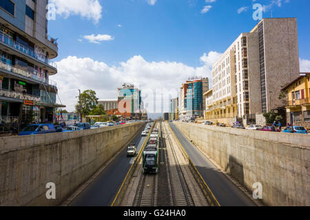 Uno di Addis Abeba di luce nuova ferrovia Treni trundles attraverso la città Foto Stock