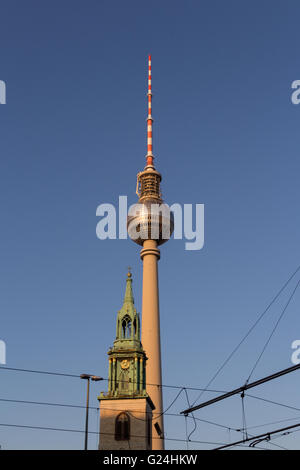 Berlino torre della televisione (Fernsehturm), la torre della TV e chiesa Foto Stock