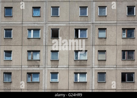 Vecchia rdt facciata di edificio, - Plattenbau Berlin Foto Stock