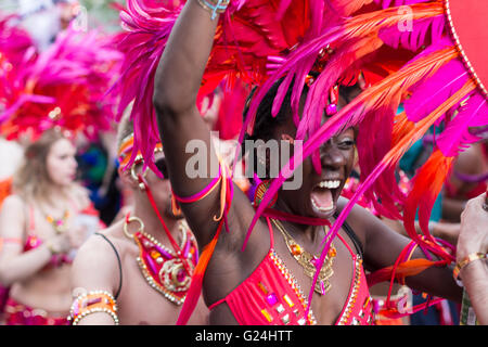 Ritratto di donna di Ballo in costume sul carnevale di culture (Karneval der Kulturen) di Berlino, Germania. Foto Stock