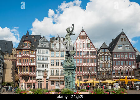 Città vecchia con la statua di Justitia a Francoforte, Germania Foto Stock