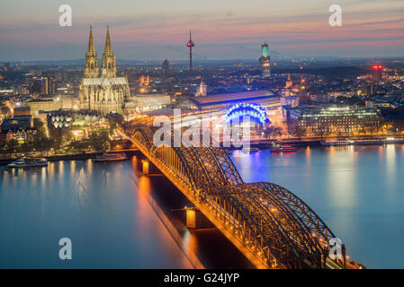 Colonia, Germania. Immagine di Colonia con il Duomo di Colonia durante il blu crepuscolo ora. Foto Stock